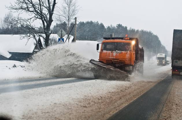 Жители Вольска не давали трактору убрать снег